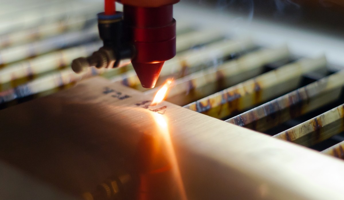 Plásticos al Láser: Técnicas Seguras y Configuraciones para Grabado y Corte Impecables