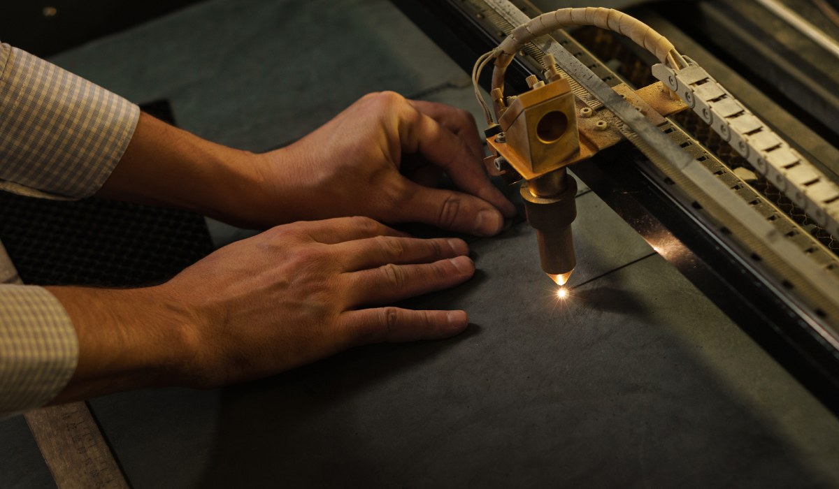 Cómo Cortar y Grabar Tela con Láser: Ajustes Seguros y Acabados Profesionales