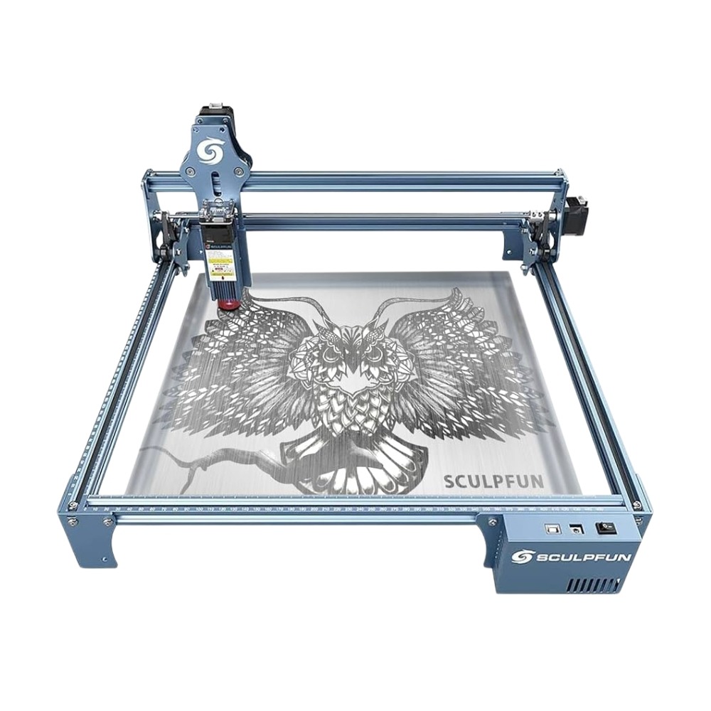 Grabadora láser trabajando en un panel de madera