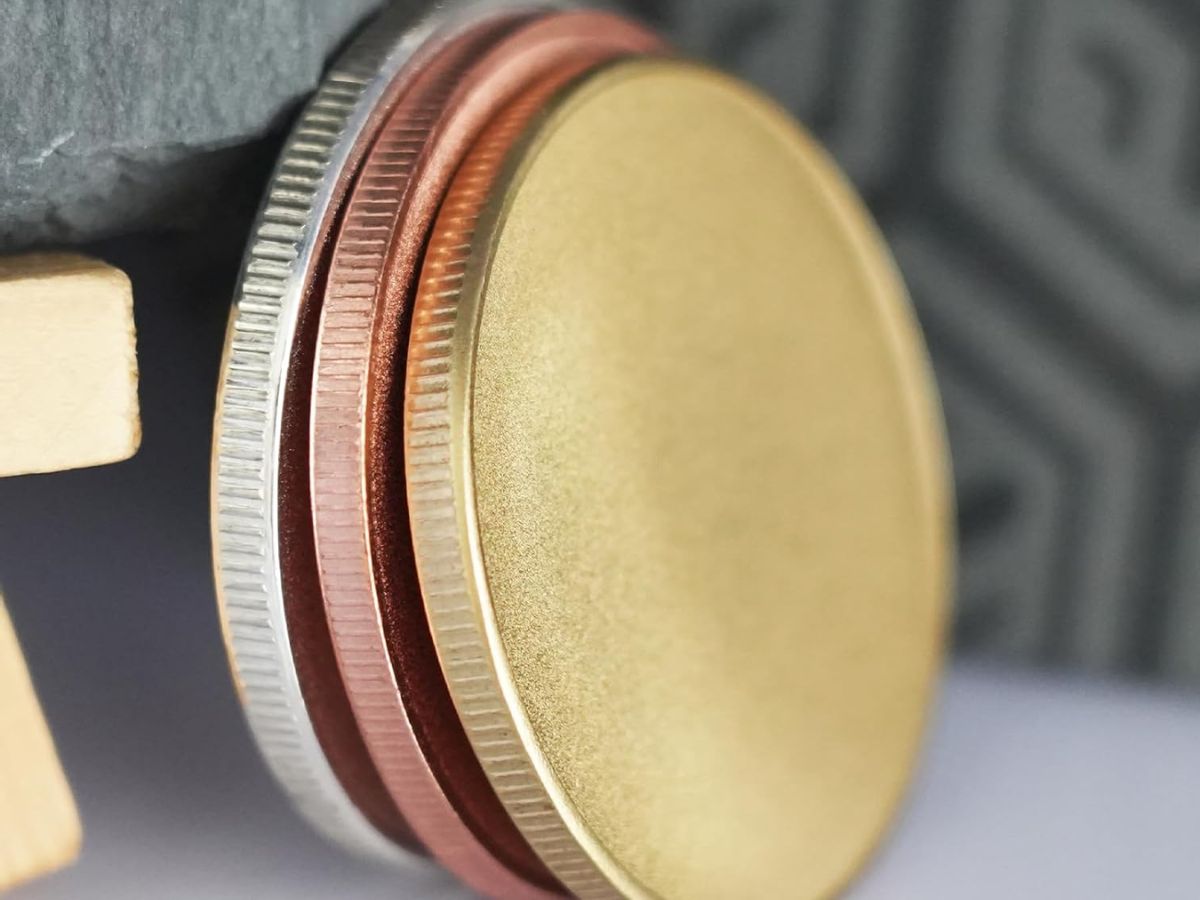 Monedas de laton para grabado en detalle