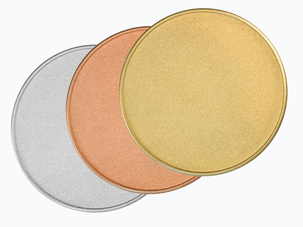 Monedas de laton para grabado en detalle