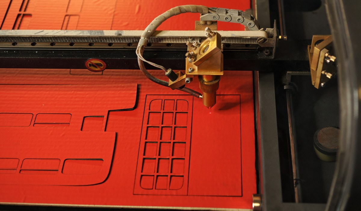 Solución de Problemas en Láser: Por Qué No Corta, Graba Mal o Se Desconecta